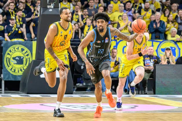 v.l. Norris Agbakoko (Alba 17), JaÕVon Franklin ( 22, Science City Jena), Zweikampf, Action, Kampf, kaempft um den Ball, Action, duels, fighting for the ball, GER, Berlin, Basketball, Alba Berlin vs Science City Jena, in der Max-Schmeling-Halle , BBL, 10.5. 2026 Copyright: HMBxMedia UwexKoch