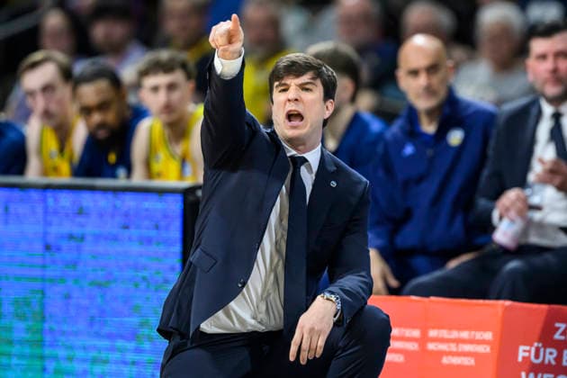 v.l. Pedro Calles (Alba, Trainer), zeigt, deutet, GER, Berlin, Basketball, Alba Berlin vs Science City Jena, in der Max-Schmeling-Halle , BBL, 10.5. 2026 Copyright: HMBxMedia UwexKoch