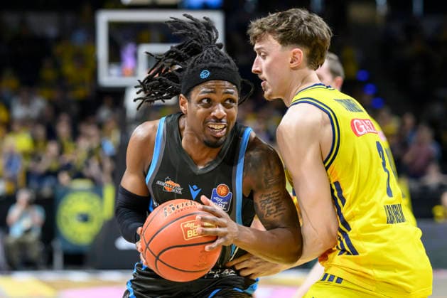 v.l. Uchenna Iroegbu ( 01, Science City Jena), Alex O Connell, Zweikampf, Action, Kampf, kaempft um den Ball, Action, duels, fighting for the ball, GER, Berlin, Basketball, Alba Berlin vs Science City Jena, in der Max-Schmeling-Halle , BBL, 10.5. 2026 Copyright: HMBxMedia UwexKoch