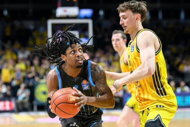 v.l. Uchenna Iroegbu ( 01, Science City Jena), Alex O Connell, Zweikampf, Action, Kampf, kaempft um den Ball, Action, duels, fighting for the ball, GER, Berlin, Basketball, Alba Berlin vs Science City Jena, in der Max-Schmeling-Halle , BBL, 10.5. 2026 Copyright: HMBxMedia UwexKoch