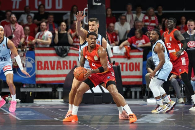 Xavier Rathan-Mayes (FC Bayern Basketball, 04) mit Ball mit Filip Stanic (EWE Baskets Oldenburg, 65),, GER, FC Bayern Basketball vs. EWE Baskets Oldenburg, Basketball, easycredit Basketball Bundesliga, 34. Spieltag, Saison 2025 2026, 10.05.2026, GER, FC Bayern Basketball vs. EWE Baskets Oldenburg, Basketball, easycredit Basketball Bundesliga, 34. Spieltag, Saison 2025 2026, 10.05.2026 Muenchen Copyright: xEibner-Pressefoto JennixMaulx EP_JML