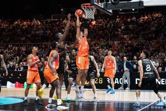 Kostja Mushidi (Nr. 11 Chemnitz 99ers) am Korb gegen Kaza Kajami-Keane (Nr. 24 Basketball Loewen Braunschweig) GER, Basketball Loewen Braunschweig gegen Chemnitz 99ers, Basketball, easyCredit BBL, Woche 34, Spielzeit 2025 26, 10.05.2026 GER, Basketball Loewen Braunschweig gegen Chemnitz 99ers, Basketball, easyCredit BBL, Woche 34, Spielzeit 2025 26, 10.05.2026 Braunschweig Copyright: xEibner-Pressefoto DanielxREINELTx EP_DRT