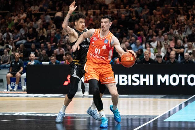 Yordan Minchev (Nr. 91 Chemnitz 99ers) gegen Joshua Obiesie (Nr. 8 Basketball Loewen Braunschweig) GER, Basketball Loewen Braunschweig gegen Chemnitz 99ers, Basketball, easyCredit BBL, Woche 34, Spielzeit 2025 26, 10.05.2026 GER, Basketball Loewen Braunschweig gegen Chemnitz 99ers, Basketball, easyCredit BBL, Woche 34, Spielzeit 2025 26, 10.05.2026 Braunschweig Copyright: xEibner-Pressefoto DanielxREINELTx EP_DRT