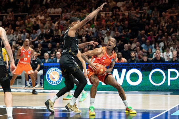 Aher Uguak (Nr. 1 Chemnitz 99ers) gegen David NGuessan (Nr. 1 Basketball Loewen Braunschweig) GER, Basketball Loewen Braunschweig gegen Chemnitz 99ers, Basketball, easyCredit BBL, Woche 34, Spielzeit 2025 26, 10.05.2026 GER, Basketball Loewen Braunschweig gegen Chemnitz 99ers, Basketball, easyCredit BBL, Woche 34, Spielzeit 2025 26, 10.05.2026 Braunschweig Copyright: xEibner-Pressefoto DanielxREINELTx EP_DRT