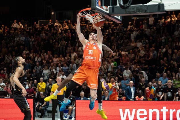 Yordan Minchev (Nr. 91 Chemnitz 99ers) am Korb GER, Basketball Loewen Braunschweig gegen Chemnitz 99ers, Basketball, easyCredit BBL, Woche 34, Spielzeit 2025 26, 10.05.2026 GER, Basketball Loewen Braunschweig gegen Chemnitz 99ers, Basketball, easyCredit BBL, Woche 34, Spielzeit 2025 26, 10.05.2026 Braunschweig Copyright: xEibner-Pressefoto DanielxREINELTx EP_DRT