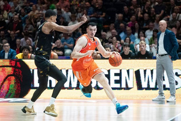 Yordan Minchev (Nr. 91 Chemnitz 99ers) gegen David NGuessan (Nr. 1 Basketball Loewen Braunschweig) GER, Basketball Loewen Braunschweig gegen Chemnitz 99ers, Basketball, easyCredit BBL, Woche 34, Spielzeit 2025 26, 10.05.2026 GER, Basketball Loewen Braunschweig gegen Chemnitz 99ers, Basketball, easyCredit BBL, Woche 34, Spielzeit 2025 26, 10.05.2026 Braunschweig Copyright: xEibner-Pressefoto DanielxREINELTx EP_DRT