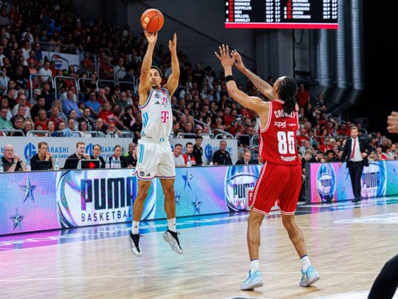 Joel Aminu (Telekom Baskets Bonn, 21), Austin Crowley (BMA365 Bamberg Baskets, 85), BMA365 Bamberg Baskets vs. Telekom Baskets Bonn, Basketball, easyCredit BBL, 34. Spieltag, 10.05.2026 BMA365 Bamberg Baskets vs. Telekom Baskets Bonn, Basketball, easyCredit BBL, 34. Spieltag, 10.05.2026 Bamberg Copyright: xEibner-Pressefoto G.xSantemizx EP_EER