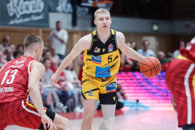 Im Bild: v.li. Marko Petric (Wuerzburg Baskets, 13) gegen Toms Skuja (MHP RIESEN Ludwigsburg, 5) am Ball 10.05.2026, Basketball, Fitness First Wuerzburg Baskets vs. MHP Riesen Ludwigsburg, easyCredit BBL, 34. Spieltag, Deutschland, 97072, tectake-Arena Wuerzburg, Copyright: HMBxMedia xJulienxBecker