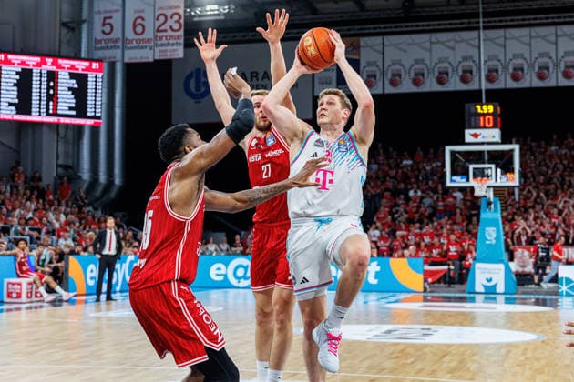 Ejiofor Onu (BMA365 Bamberg Baskets, 35), Moritz Krimmer (BMA365 Bamberg Baskets, 27), Patrick Heckmann (Telekom Baskets Bonn, 33), BMA365 Bamberg Baskets vs. Telekom Baskets Bonn, Basketball, easyCredit BBL, 34. Spieltag, 10.05.2026 BMA365 Bamberg Baskets vs. Telekom Baskets Bonn, Basketball, easyCredit BBL, 34. Spieltag, 10.05.2026 Bamberg Copyright: xEibner-Pressefoto G.xSantemizx EP_EER