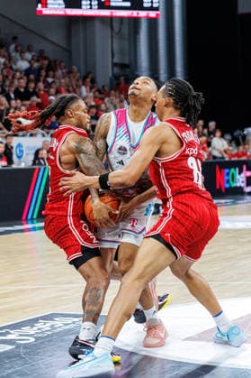Cobe Williams (BMA365 Bamberg Baskets, 24), Jalen Finch (Telekom Baskets Bonn, 00), Austin Crowley (BMA365 Bamberg Baskets, 85), BMA365 Bamberg Baskets vs. Telekom Baskets Bonn, Basketball, easyCredit BBL, 34. Spieltag, 10.05.2026 BMA365 Bamberg Baskets vs. Telekom Baskets Bonn, Basketball, easyCredit BBL, 34. Spieltag, 10.05.2026 Bamberg Copyright: xEibner-Pressefoto G.xSantemizx EP_EER