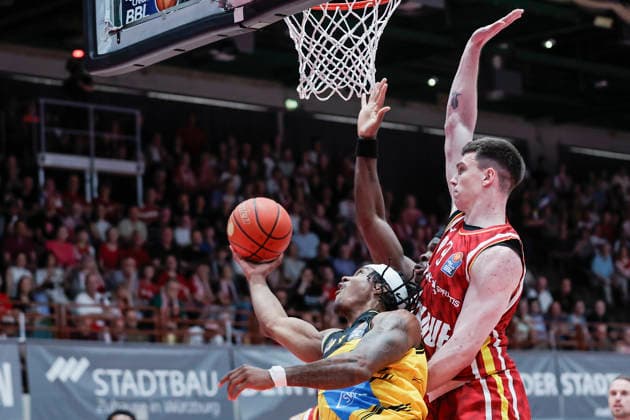 Im Bild: v.li. Stefan Smith (MHP RIESEN Ludwigsburg, 3) am Ball gegen Charles Thompson (Wuerzburg Baskets, 32) und Christian Skladanowski (Wuerzburg Baskets, 19) 10.05.2026, Basketball, Fitness First Wuerzburg Baskets vs. MHP Riesen Ludwigsburg, easyCredit BBL, 34. Spieltag, Deutschland, 97072, tectake-Arena Wuerzburg, Copyright: HMBxMedia xJulienxBecker