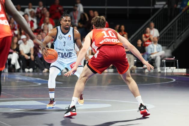 Christopher Clemons (EWE Baskets Oldenburg, 03) mit Ball mit Justinian Jessup (FC Bayern Basketball, 10), GER, FC Bayern Basketball vs. EWE Baskets Oldenburg, Basketball, easycredit Basketball Bundesliga, 34. Spieltag, Saison 2025 2026, 10.05.2026, GER, FC Bayern Basketball vs. EWE Baskets Oldenburg, Basketball, easycredit Basketball Bundesliga, 34. Spieltag, Saison 2025 2026, 10.05.2026 Muenchen Copyright: xEibner-Pressefoto JennixMaulx EP_JML