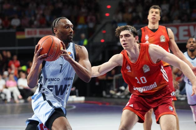 Dakarai Tucker (EWE Baskets Oldenburg, 07) mit Ball mit Justinian Jessup (FC Bayern Basketball, 10), GER, FC Bayern Basketball vs. EWE Baskets Oldenburg, Basketball, easycredit Basketball Bundesliga, 34. Spieltag, Saison 2025 2026, 10.05.2026, GER, FC Bayern Basketball vs. EWE Baskets Oldenburg, Basketball, easycredit Basketball Bundesliga, 34. Spieltag, Saison 2025 2026, 10.05.2026 Muenchen Copyright: xEibner-Pressefoto JennixMaulx EP_JML