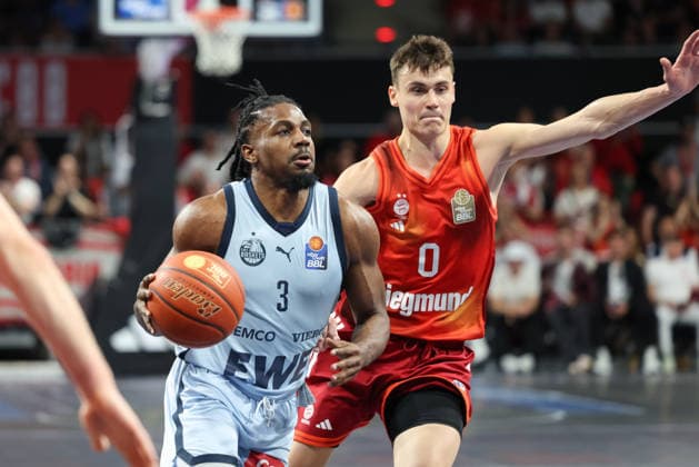 Christopher Clemons (EWE Baskets Oldenburg, 03) mit Ball mit Nenad Dimitrijevic (FC Bayern Basketball, 00), GER, FC Bayern Basketball vs. EWE Baskets Oldenburg, Basketball, easycredit Basketball Bundesliga, 34. Spieltag, Saison 2025 2026, 10.05.2026, GER, FC Bayern Basketball vs. EWE Baskets Oldenburg, Basketball, easycredit Basketball Bundesliga, 34. Spieltag, Saison 2025 2026, 10.05.2026 Muenchen Copyright: xEibner-Pressefoto JennixMaulx EP_JML