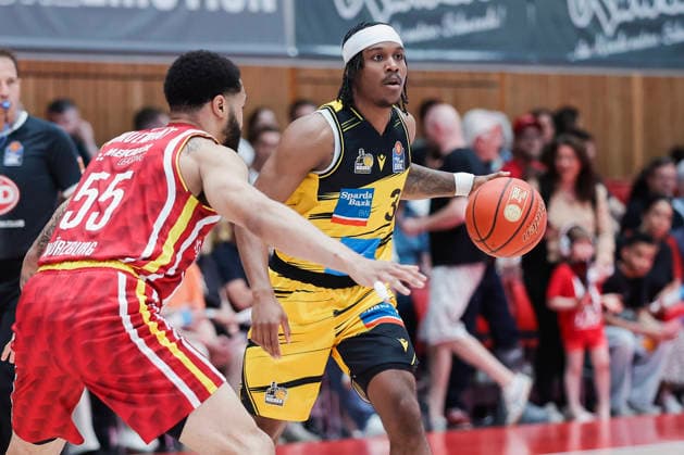 Im Bild: v.li. David Muenkat (Wuerzburg Baskets, 55) gegen Stefan Smith (MHP RIESEN Ludwigsburg, 3) am Ball 10.05.2026, Basketball, Fitness First Wuerzburg Baskets vs. MHP Riesen Ludwigsburg, easyCredit BBL, 34. Spieltag, Deutschland, 97072, tectake-Arena Wuerzburg, Copyright: HMBxMedia xJulienxBecker