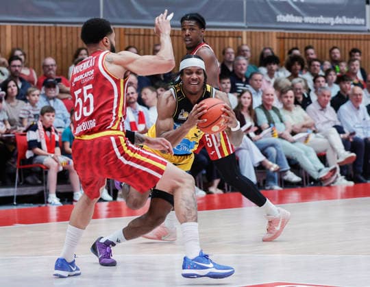 Im Bild: v.li. David Muenkat (Wuerzburg Baskets, 55), Stefan Smith (MHP RIESEN Ludwigsburg, 3) am Ball und Marcus Carr(Wuerzburg Baskets, 5) 10.05.2026, Basketball, Fitness First Wuerzburg Baskets vs. MHP Riesen Ludwigsburg, easyCredit BBL, 34. Spieltag, Deutschland, 97072, tectake-Arena Wuerzburg, Copyright: HMBxMedia xJulienxBecker