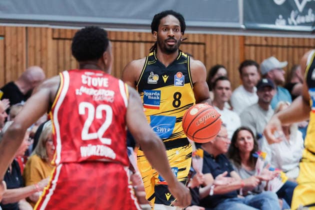 Im Bild: v.li. Johnathan Stove (Wuerzburg Baskets, 22) gegen Terrell Harris (MHP RIESEN Ludwigsburg, 8) am Ball 10.05.2026, Basketball, Fitness First Wuerzburg Baskets vs. MHP Riesen Ludwigsburg, easyCredit BBL, 34. Spieltag, Deutschland, 97072, tectake-Arena Wuerzburg, Copyright: HMBxMedia xJulienxBecker