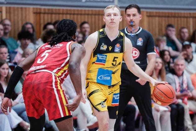 Im Bild: v.li. Marcus Carr(Wuerzburg Baskets, 5) gegen Toms Skuja (MHP RIESEN Ludwigsburg, 5) am Ball 10.05.2026, Basketball, Fitness First Wuerzburg Baskets vs. MHP Riesen Ludwigsburg, easyCredit BBL, 34. Spieltag, Deutschland, 97072, tectake-Arena Wuerzburg, Copyright: HMBxMedia xJulienxBecker