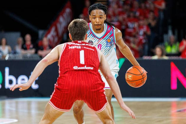 Jalen Finch (Telekom Baskets Bonn, 00), Zachary Ensminger (BMA365 Bamberg Baskets, 01), BMA365 Bamberg Baskets vs. Telekom Baskets Bonn, Basketball, easyCredit BBL, 34. Spieltag, 10.05.2026 BMA365 Bamberg Baskets vs. Telekom Baskets Bonn, Basketball, easyCredit BBL, 34. Spieltag, 10.05.2026 Bamberg Copyright: xEibner-Pressefoto G.xSantemizx EP_EER