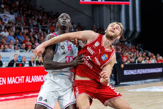 Kur Jongkuch (Telekom Baskets Bonn, 15), Moritz Krimmer (BMA365 Bamberg Baskets, 27), BMA365 Bamberg Baskets vs. Telekom Baskets Bonn, Basketball, easyCredit BBL, 34. Spieltag, 10.05.2026 BMA365 Bamberg Baskets vs. Telekom Baskets Bonn, Basketball, easyCredit BBL, 34. Spieltag, 10.05.2026 Bamberg Copyright: xEibner-Pressefoto G.xSantemizx EP_EER
