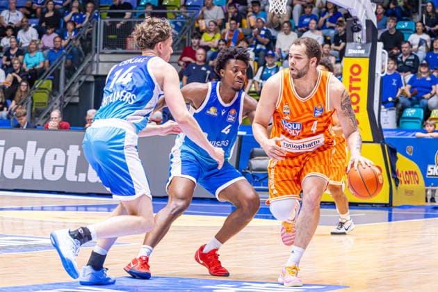 easyCredit Basketball Bundesliga BBL, Frankfurt am Main, Frankfurt Skyliners vs. Ratiopharm Ulm, Süwag Energie Arena Frankfurt am Main; 10.05.2026 easyCredit Basketball Bundesliga BBL, Frankfurt am Main, Germany - 10.05.2026: Christopher Ledlum (Ratiopharm Ulm, 4) am Ball gegen Nahiem Alleyne (Frankfurt Skyliners, 4) und Ivan Crnjac (Frankfurt Skyliners, 14), Basketball Bundesliga, Spiel der Frankfurt Skyliners vs. Ratiopharm Ulm Süwag Energie Arena Frankfurt am Main Copyright: xBEAUTIFULxSPORTS Freudensteinx