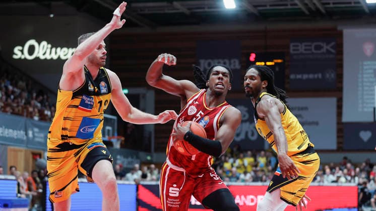 Im Bild: v.li. Jonas Wohlfarth-Bottermann (MHP RIESEN Ludwigsburg, 18), Marcus Carr(Wuerzburg Baskets, 5) am Ball und Elijah Hughes (MHP RIESEN Ludwigsburg, 7) 10.05.2026, Basketball, Fitness First Wuerzburg Baskets vs. MHP Riesen Ludwigsburg, easyCredit BBL, 34. Spieltag, Deutschland, 97072, tectake-Arena Wuerzburg, Copyright: HMBxMedia xJulienxBecker