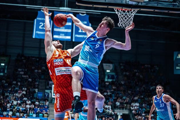 Christian Sengfelder (ratiopharm Ulm, 43), Leif Zentgraf (Skyliners Frankfurt, 09) GER, Skyliners Frankfurt vs. ratiopharm Ulm, easyCredit BBL, Bundesliga, 34 Spieltag, Saison 2025 2026. 10.05.2026 Eibner-Pressefoto Attila Ziga GER, Skyliners Frankfurt vs. ratiopharm Ulm, easyCredit BBL, Bundesliga, 34 Spieltag, Saison 2025 2026. 10.05.2026 Frankfurt am Main Copyright: xEibner-Pressefotox EP_AZA