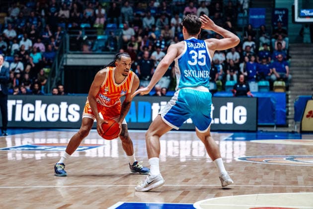 Nelson Weidemann (ratiopharm Ulm, 0), Lukas Smazak (Skyliners Frankfurt, 35) GER, Skyliners Frankfurt vs. ratiopharm Ulm, easyCredit BBL, Bundesliga, 34 Spieltag, Saison 2025 2026. 10.05.2026 Eibner-Pressefoto Attila Ziga GER, Skyliners Frankfurt vs. ratiopharm Ulm, easyCredit BBL, Bundesliga, 34 Spieltag, Saison 2025 2026. 10.05.2026 Frankfurt am Main Copyright: xEibner-Pressefotox EP_AZA