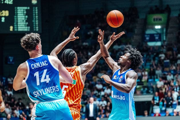 Mohamed Diakite (ratiopharm Ulm, 05), Ivan Crnjac (Skyliners Frankfurt, 14) GER, Skyliners Frankfurt vs. ratiopharm Ulm, easyCredit BBL, Bundesliga, 34 Spieltag, Saison 2025 2026. 10.05.2026 Eibner-Pressefoto Attila Ziga GER, Skyliners Frankfurt vs. ratiopharm Ulm, easyCredit BBL, Bundesliga, 34 Spieltag, Saison 2025 2026. 10.05.2026 Frankfurt am Main Copyright: xEibner-Pressefotox EP_AZA