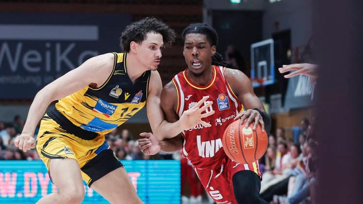 Im Bild: v.li. Lenny Anigbata (MHP RIESEN Ludwigsburg, 12) gegen Marcus Carr(Wuerzburg Baskets, 5) am Ball 10.05.2026, Basketball, Fitness First Wuerzburg Baskets vs. MHP Riesen Ludwigsburg, easyCredit BBL, 34. Spieltag, Deutschland, 97072, tectake-Arena Wuerzburg, Copyright: HMBxMedia xJulienxBecker