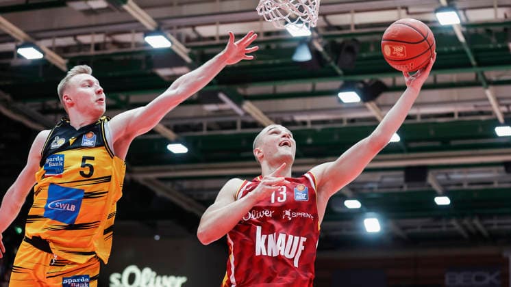Im Bild: v.li. Toms Skuja (MHP RIESEN Ludwigsburg, 5) gegen Marko Petric (Wuerzburg Baskets, 13) am Ball 10.05.2026, Basketball, Fitness First Wuerzburg Baskets vs. MHP Riesen Ludwigsburg, easyCredit BBL, 34. Spieltag, Deutschland, 97072, tectake-Arena Wuerzburg, Copyright: HMBxMedia xJulienxBecker