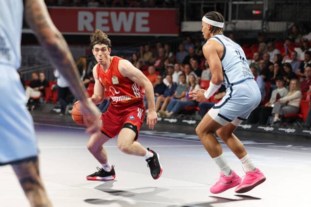 Justinian Jessup (FC Bayern Basketball, 10) mit Ball mit Nicholas Tischler (EWE Baskets Oldenburg, 11), GER, FC Bayern Basketball vs. EWE Baskets Oldenburg, Basketball, easycredit Basketball Bundesliga, 34. Spieltag, Saison 2025 2026, 10.05.2026, GER, FC Bayern Basketball vs. EWE Baskets Oldenburg, Basketball, easycredit Basketball Bundesliga, 34. Spieltag, Saison 2025 2026, 10.05.2026 Muenchen Copyright: xEibner-Pressefoto JennixMaulx EP_JML
