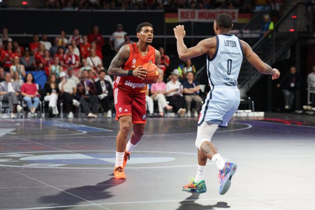 Xavier Rathan-Mayes (FC Bayern Basketball, 04) mit Ball mit Kyle Lofton (EWE Baskets Oldenburg, 00), GER, FC Bayern Basketball vs. EWE Baskets Oldenburg, Basketball, easycredit Basketball Bundesliga, 34. Spieltag, Saison 2025 2026, 10.05.2026, GER, FC Bayern Basketball vs. EWE Baskets Oldenburg, Basketball, easycredit Basketball Bundesliga, 34. Spieltag, Saison 2025 2026, 10.05.2026 Muenchen Copyright: xEibner-Pressefoto JennixMaulx EP_JML