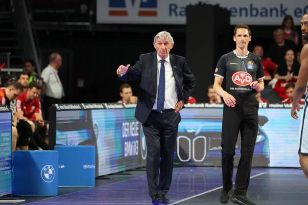 Svetislav Pesic (FC Bayern Basketball, Chef-Trainer) gestikuliert, GER, FC Bayern Basketball vs. EWE Baskets Oldenburg, Basketball, easycredit Basketball Bundesliga, 34. Spieltag, Saison 2025 2026, 10.05.2026, GER, FC Bayern Basketball vs. EWE Baskets Oldenburg, Basketball, easycredit Basketball Bundesliga, 34. Spieltag, Saison 2025 2026, 10.05.2026 Muenchen Copyright: xEibner-Pressefoto JennixMaulx EP_JML