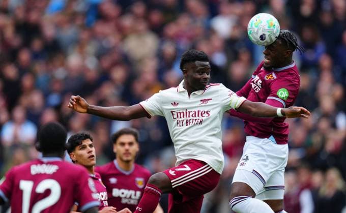 Axel Disasi of West Ham United heads under pressure from Bukayo Saka of Arsenal West Ham United v Arsenal, Premier League, Football, London Stadium, London , UK - 10 May 2026London London Stadium United Kingdom EDITORIAL USE ONLY No use with unauthorised audio, video, data, fixture lists, club league logos or live services. Online in-match use limited to 120 images, no video emulation. No use in betting, games or single club league player publications. Copyright: xJavierxGarcia Shutterstockx 16861795w