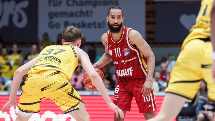 Im Bild: v.li. Julis Baumer (MHP RIESEN Ludwigsburg, 37) gegen Davion Mintz (Wuerzburg Baskets, 10) am Ball 10.05.2026, Basketball, Fitness First Wuerzburg Baskets vs. MHP Riesen Ludwigsburg, easyCredit BBL, 34. Spieltag, Deutschland, 97072, tectake-Arena Wuerzburg, Copyright: HMBxMedia xJulienxBecker