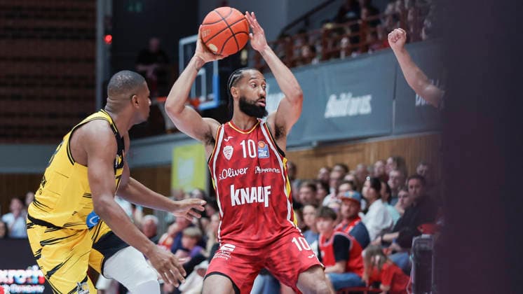Im Bild: v.li. Yorman Polas Bartolo (MHP RIESEN Ludwigsburg, 13) gegen Davion Mintz (Wuerzburg Baskets, 10) am Ball 10.05.2026, Basketball, Fitness First Wuerzburg Baskets vs. MHP Riesen Ludwigsburg, easyCredit BBL, 34. Spieltag, Deutschland, 97072, tectake-Arena Wuerzburg, Copyright: HMBxMedia xJulienxBecker