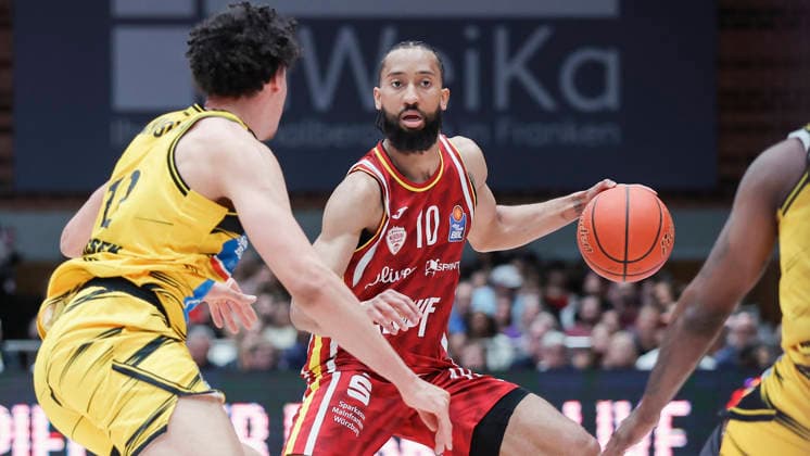 Im Bild: v.li. Lenny Anigbata (MHP RIESEN Ludwigsburg, 12) gegen Davion Mintz (Wuerzburg Baskets, 10) am Ball 10.05.2026, Basketball, Fitness First Wuerzburg Baskets vs. MHP Riesen Ludwigsburg, easyCredit BBL, 34. Spieltag, Deutschland, 97072, tectake-Arena Wuerzburg, Copyright: HMBxMedia xJulienxBecker