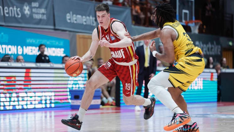 Im Bild: v.li. Christian Skladanowski (Wuerzburg Baskets, 19) am Ball gegen Keeshawn Kellman (MHP RIESEN Ludwigsburg, 32) 10.05.2026, Basketball, Fitness First Wuerzburg Baskets vs. MHP Riesen Ludwigsburg, easyCredit BBL, 34. Spieltag, Deutschland, 97072, tectake-Arena Wuerzburg, Copyright: HMBxMedia xJulienxBecker