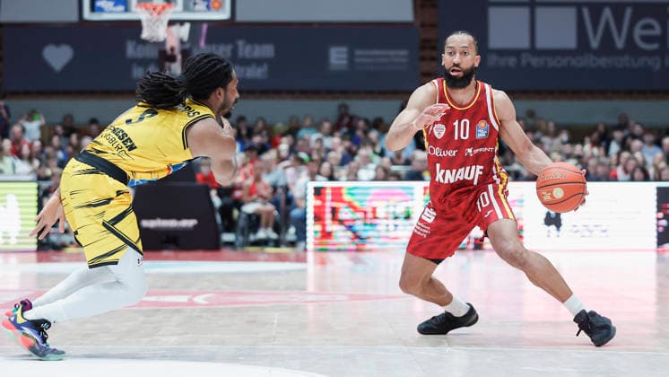 Im Bild: v.li. Terrell Harris (MHP RIESEN Ludwigsburg, 8) gegen Davion Mintz (Wuerzburg Baskets, 10) am Ball 10.05.2026, Basketball, Fitness First Wuerzburg Baskets vs. MHP Riesen Ludwigsburg, easyCredit BBL, 34. Spieltag, Deutschland, 97072, tectake-Arena Wuerzburg, Copyright: HMBxMedia xJulienxBecker