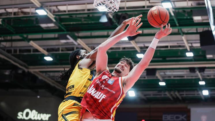 Im Bild: v.li. Terrell Harris (MHP RIESEN Ludwigsburg, 8) gegen Leo Saffer (Wuerzburg Baskets, 3) am Ball 10.05.2026, Basketball, Fitness First Wuerzburg Baskets vs. MHP Riesen Ludwigsburg, easyCredit BBL, 34. Spieltag, Deutschland, 97072, tectake-Arena Wuerzburg, Copyright: HMBxMedia xJulienxBecker