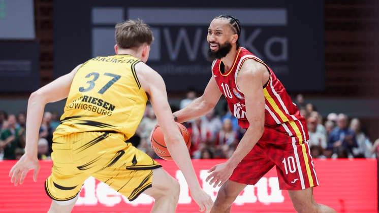 Im Bild: v.li. Julis Baumer (MHP RIESEN Ludwigsburg, 37) gegen Davion Mintz (Wuerzburg Baskets, 10) am Ball 10.05.2026, Basketball, Fitness First Wuerzburg Baskets vs. MHP Riesen Ludwigsburg, easyCredit BBL, 34. Spieltag, Deutschland, 97072, tectake-Arena Wuerzburg, Copyright: HMBxMedia xJulienxBecker