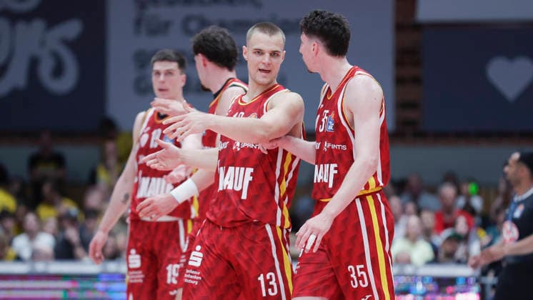 Im Bild: v.li. Marko Petric (Wuerzburg Baskets, 13) und Alen Pjanic (Wuerzburg Baskets, 35) besprechen sich. 10.05.2026, Basketball, Fitness First Wuerzburg Baskets vs. MHP Riesen Ludwigsburg, easyCredit BBL, 34. Spieltag, Deutschland, 97072, tectake-Arena Wuerzburg, Copyright: HMBxMedia xJulienxBecker