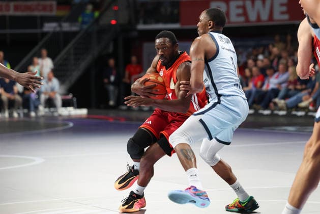 Kamar Baldwin (FC Bayern Basketball, 44) mit Ball mit Kyle Lofton (EWE Baskets Oldenburg, 00), GER, FC Bayern Basketball vs. EWE Baskets Oldenburg, Basketball, easycredit Basketball Bundesliga, 34. Spieltag, Saison 2025 2026, 10.05.2026, GER, FC Bayern Basketball vs. EWE Baskets Oldenburg, Basketball, easycredit Basketball Bundesliga, 34. Spieltag, Saison 2025 2026, 10.05.2026 Muenchen Copyright: xEibner-Pressefoto JennixMaulx EP_JML