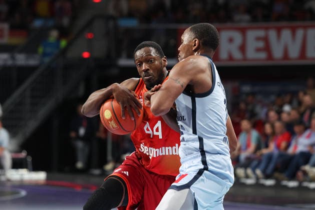 Kamar Baldwin (FC Bayern Basketball, 44) mit Ball mit Kyle Lofton (EWE Baskets Oldenburg, 00), GER, FC Bayern Basketball vs. EWE Baskets Oldenburg, Basketball, easycredit Basketball Bundesliga, 34. Spieltag, Saison 2025 2026, 10.05.2026, GER, FC Bayern Basketball vs. EWE Baskets Oldenburg, Basketball, easycredit Basketball Bundesliga, 34. Spieltag, Saison 2025 2026, 10.05.2026 Muenchen Copyright: xEibner-Pressefoto JennixMaulx EP_JML