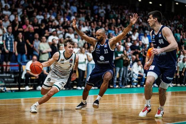 Steven Ashworth (Gladiators Trier) im Zweikampf mit Akeem Vargas (MBC Syntainics) und Jure Planinic (MBC Syntainics), Vet Concept Gladiators Trier vs MBC Syntainics, Basketball, easyCredit BBL, 34. Spieltag, Saison 2025 2026, 10.05.2026 Vet Concept Gladiators Trier vs MBC Syntainics, Basketball, easyCredit BBL, 34. Spieltag, Saison 2025 2026, 10.05.2026 Copyright: xEibner-Pressefoto AlexanderxNeisx EP_ANS
