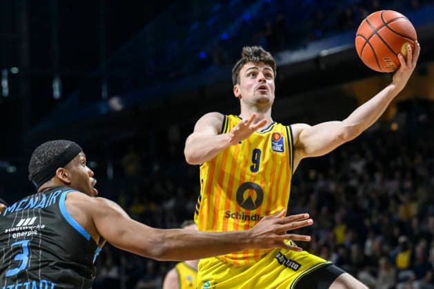 v.l. Will McNair ( 03, Science City Jena), Jonas Mattisseck (Alba 09), Zweikampf, Action, Kampf, kaempft um den Ball, Action, duels, fighting for the ball, GER, Berlin, Basketball, Alba Berlin vs Science City Jena, in der Max-Schmeling-Halle , BBL, 10.5. 2026 Copyright: HMBxMedia UwexKoch