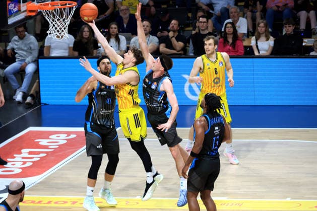 DEU, easyCredit BBL, ALBA vs. Bayern Muenchen, 10.05.2026, Max-Schmeling-Halle, Berlin, DEU, easyCredit BBL, ALBA vs. Bayern Muenchen, im Bild Alex OÕConnell (ALBA Berlin 3), Alex Herrera (Jena 41), Joe Wieskamp (Jena 10)