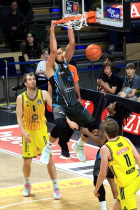 DEU, easyCredit BBL, ALBA vs. Bayern Muenchen, 10.05.2026, Max-Schmeling-Halle, Berlin, DEU, easyCredit BBL, ALBA vs. Bayern Muenchen, im Bild dunking von Alex Herrera (Jena 41), MALTE DELOW (ALBA Berlin 6), Moses Wood (ALBA Berlin 11)