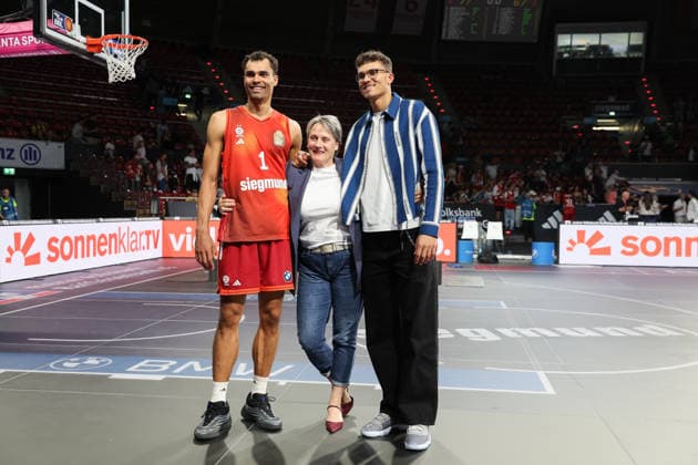 Oscar da Silva (FC Bayern Basketball, 01) mit seiner Mutter und seinem Bruder dem NBA, Basketball Herren, USA Spieler Tristan da Silva (Orlando Magic), GER, FC Bayern Basketball vs. EWE Baskets Oldenburg, Basketball, easycredit Basketball Bundesliga, 34. Spieltag, Saison 2025 2026, 10.05.2026, GER, FC Bayern Basketball vs. EWE Baskets Oldenburg, Basketball, easycredit Basketball Bundesliga, 34. Spieltag, Saison 2025 2026, 10.05.2026 Muenchen Copyright: xEibner-Pressefoto JennixMaulx EP_JML